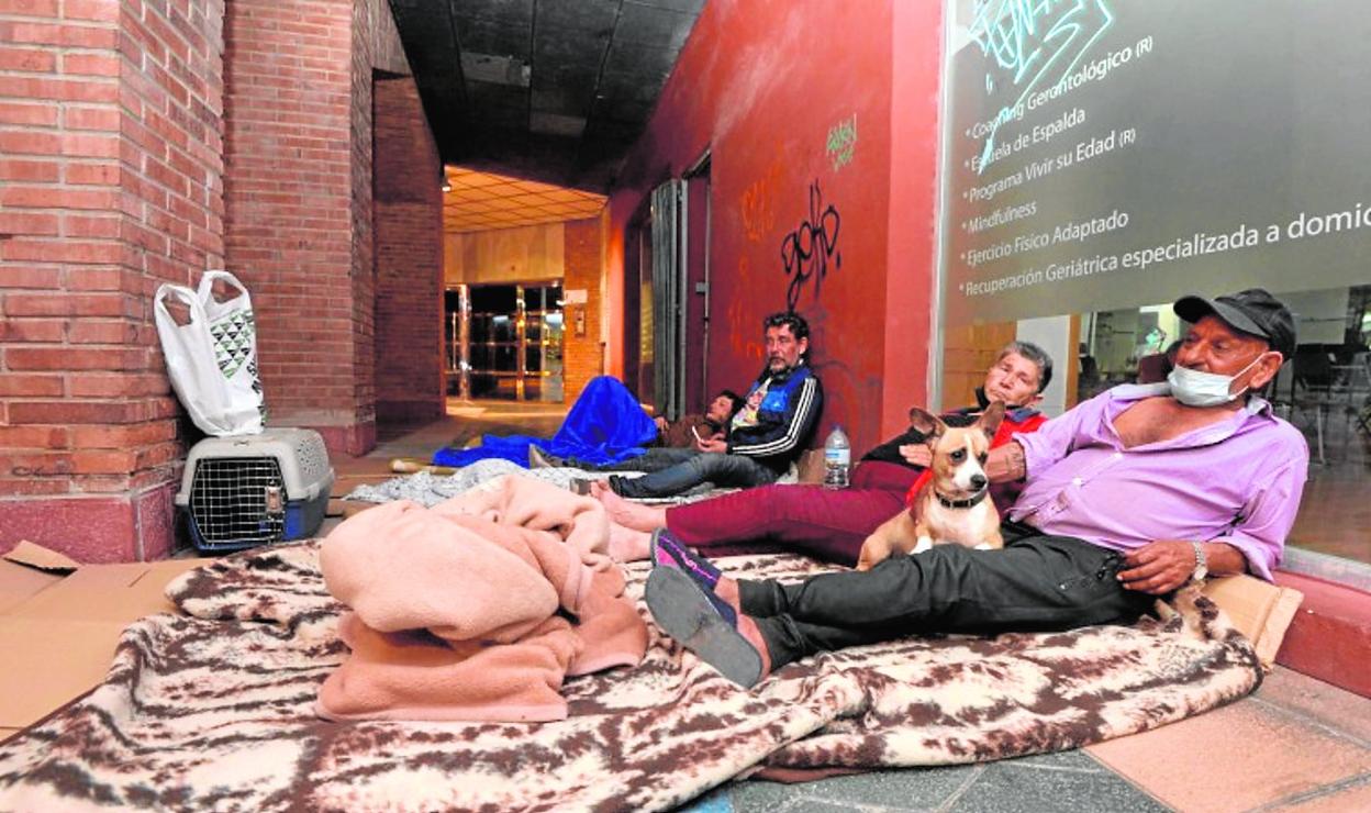 Una familia procedente de Águilas duerme estos días en los soportales de la céntrica plaza de la Aurora de Murcia. 