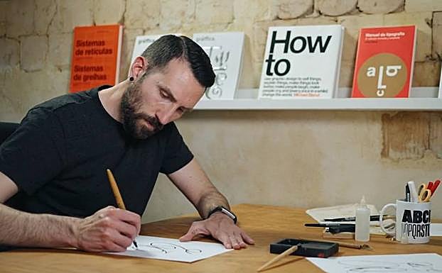 Joan Quirós, creando la firma del Mar Menor.