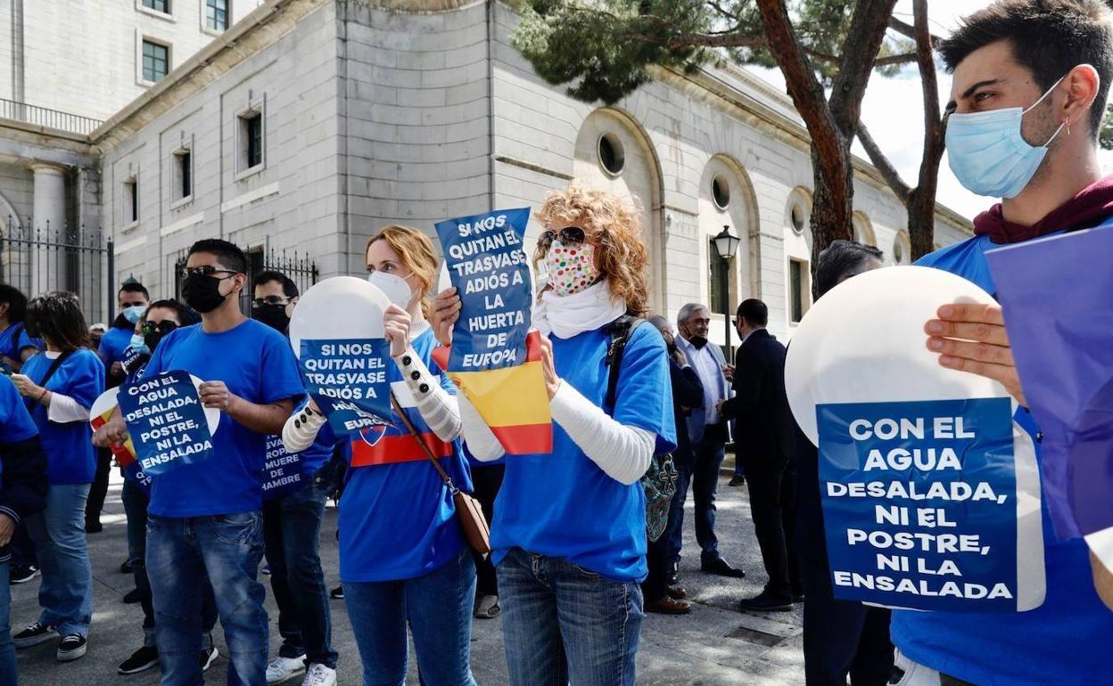 Imagen de la manifestación en defensa del Trasvase, este lunes, en Madrid.