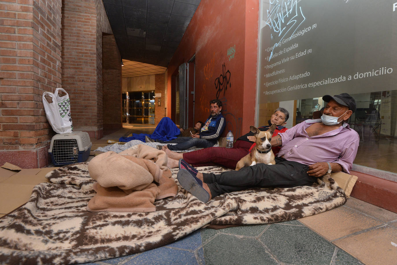 Fotos: Los sintecho proliferan en el centro de Murcia atraídos por el buen tiempo y la oferta laboral agrícola