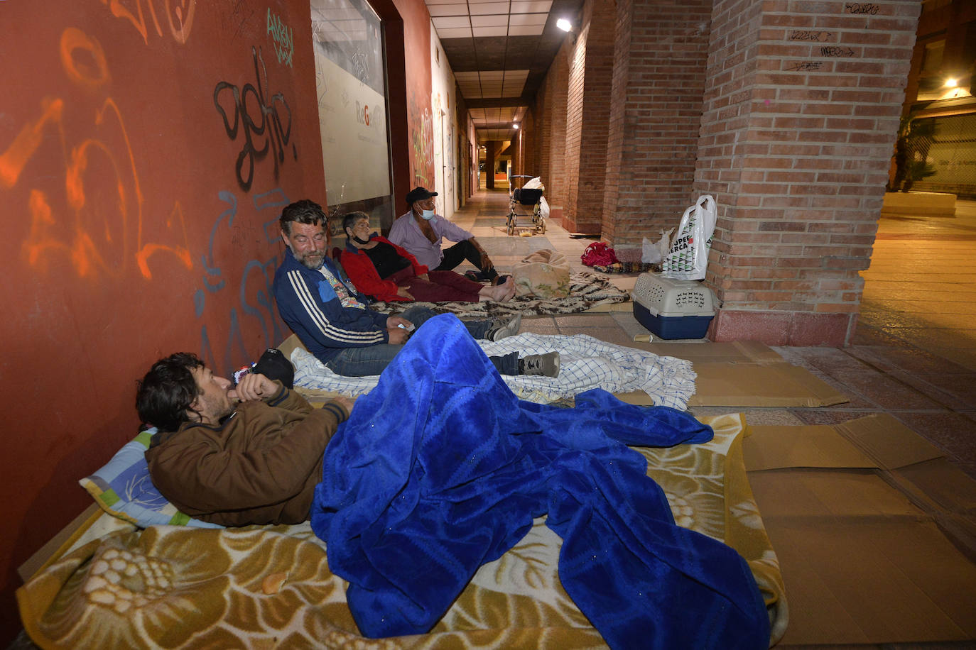 Fotos: Los sintecho proliferan en el centro de Murcia atraídos por el buen tiempo y la oferta laboral agrícola