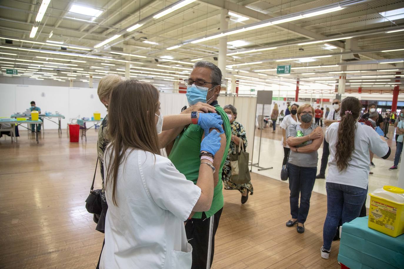 Fotos: Comienza la vacunación en el centro comercial La Rambla de Cartagena