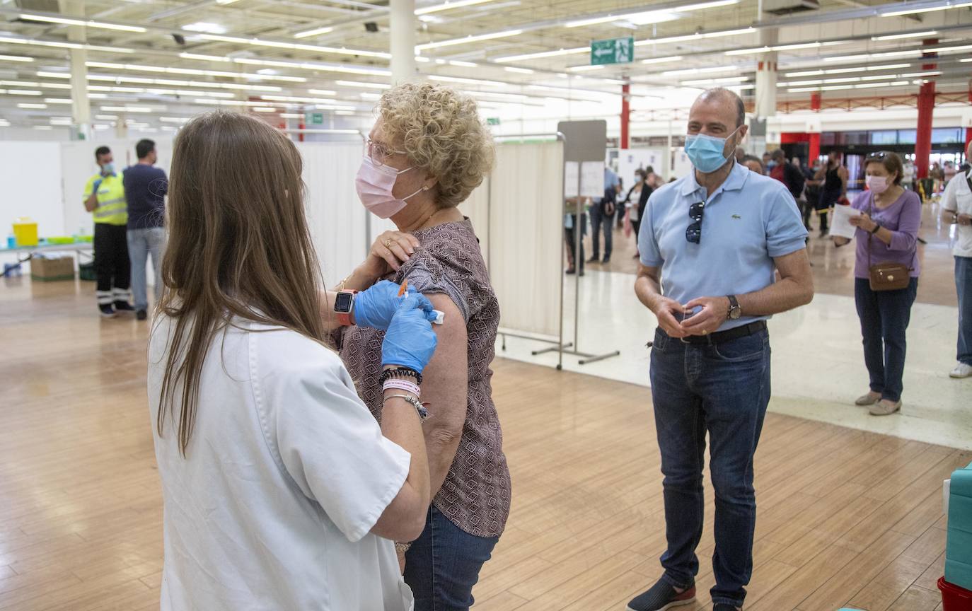 Fotos: Comienza la vacunación en el centro comercial La Rambla de Cartagena