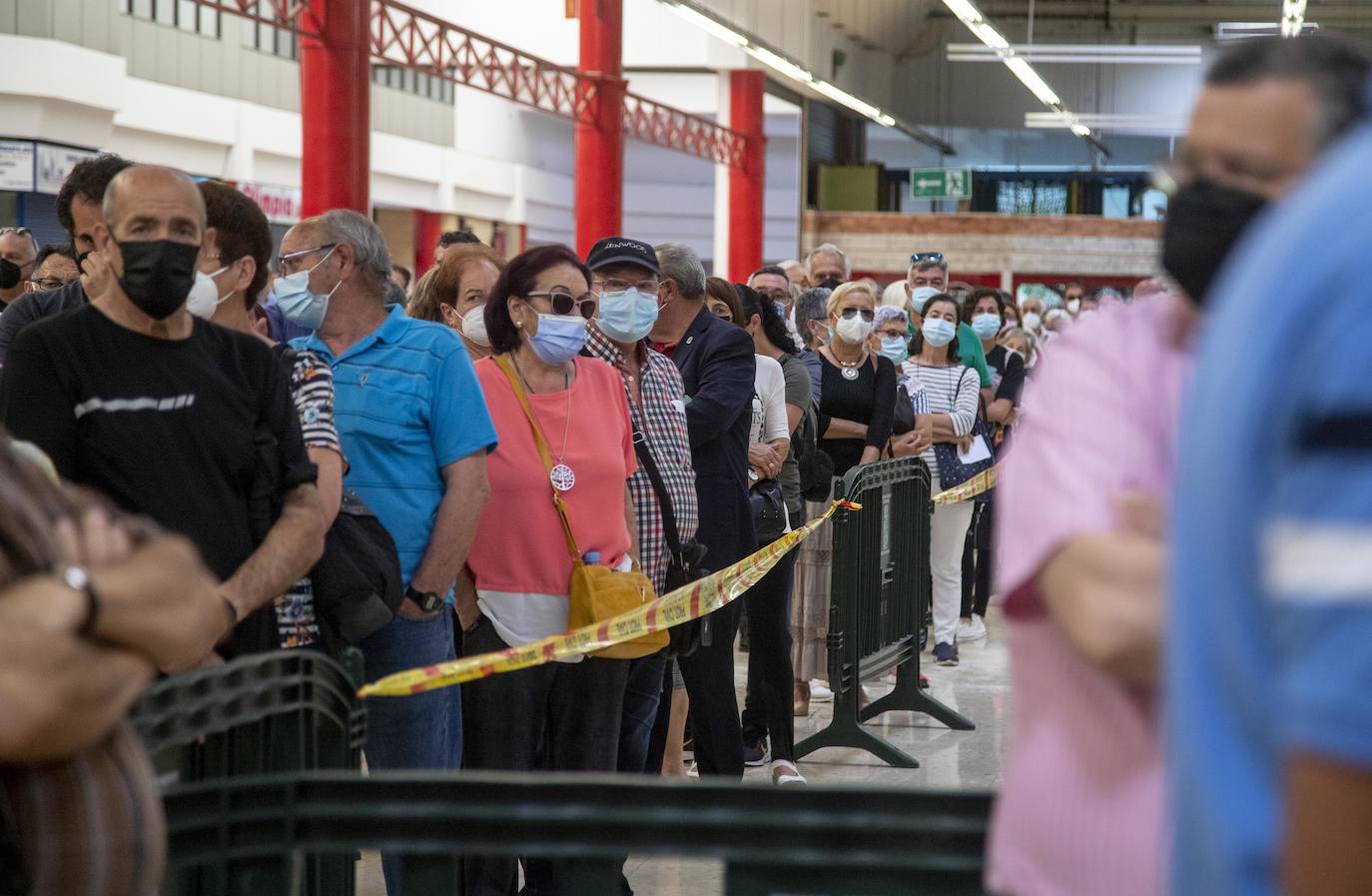 Fotos: Comienza la vacunación en el centro comercial La Rambla de Cartagena