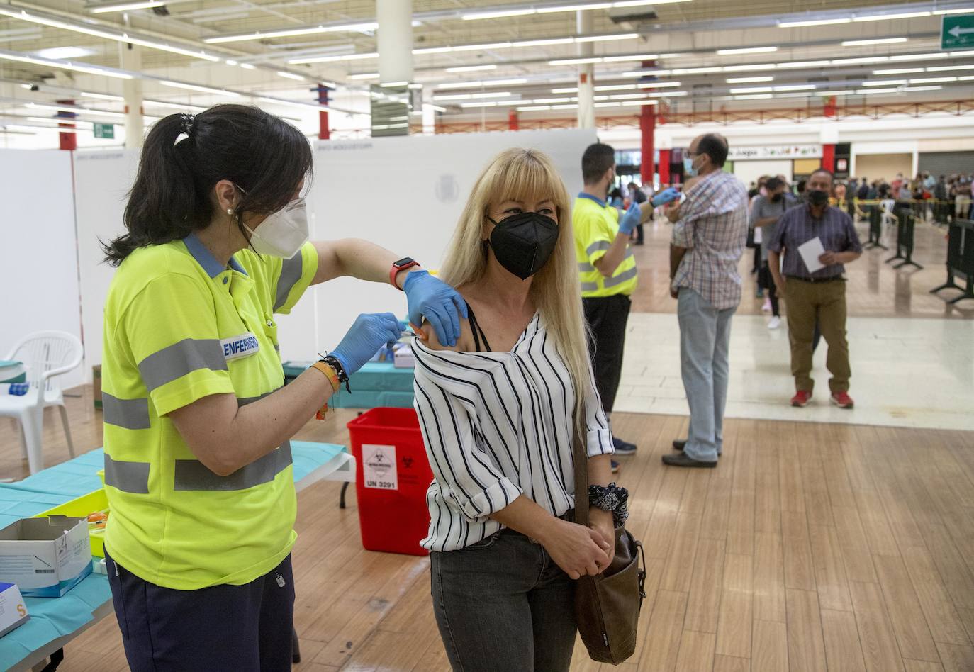 Fotos: Comienza la vacunación en el centro comercial La Rambla de Cartagena