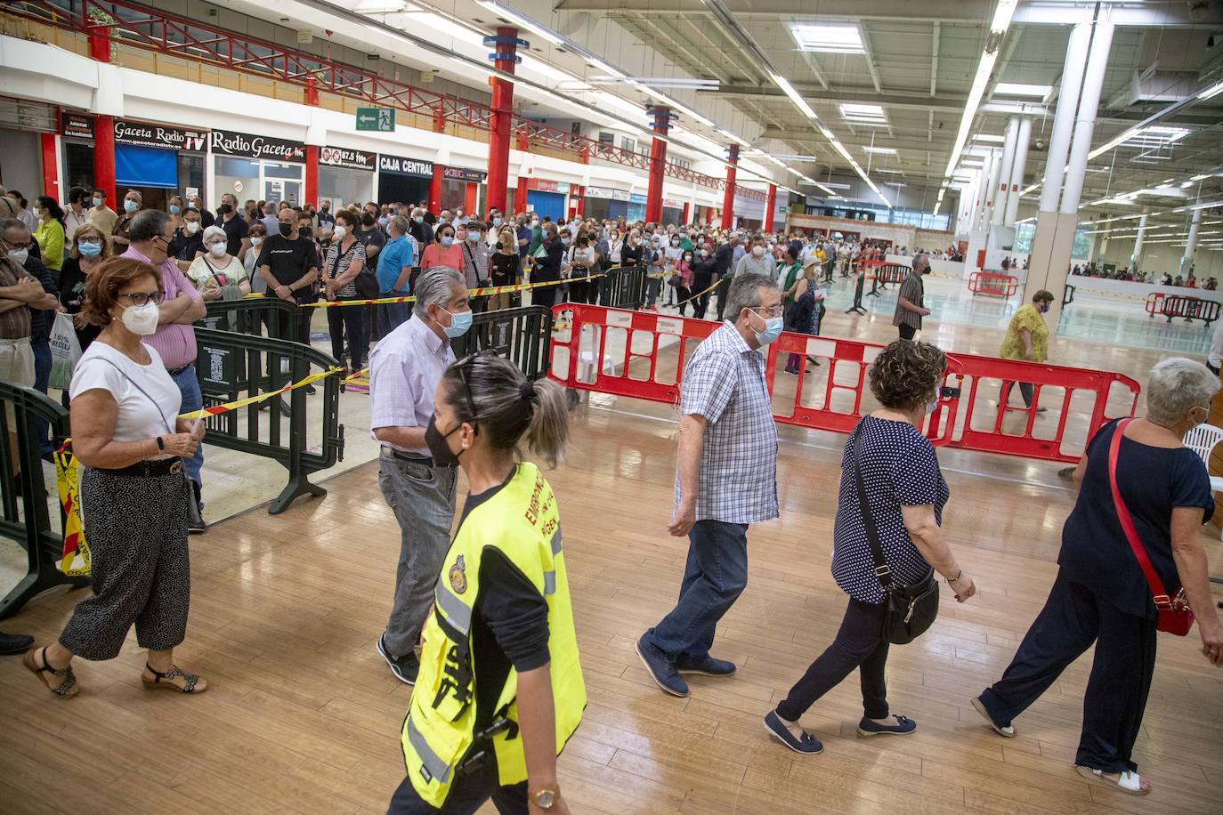 Fotos: Comienza la vacunación en el centro comercial La Rambla de Cartagena