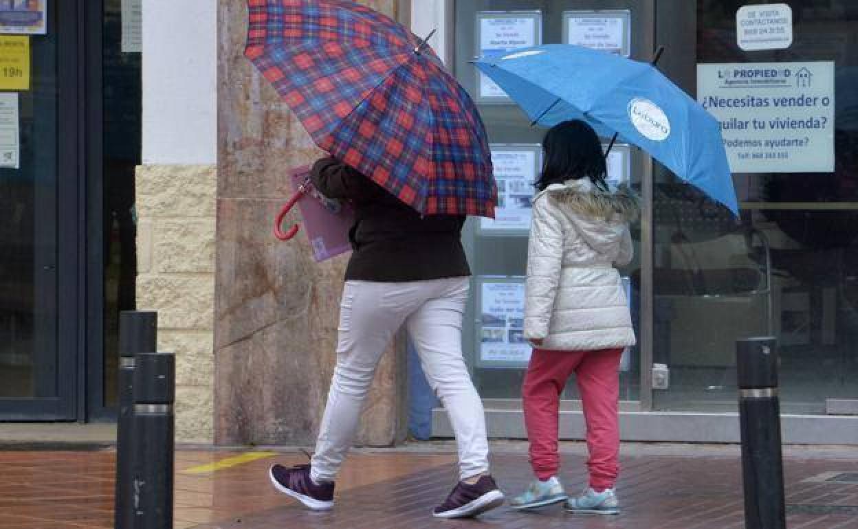 Una madre pasea con su hija, en una imagen de archivo.