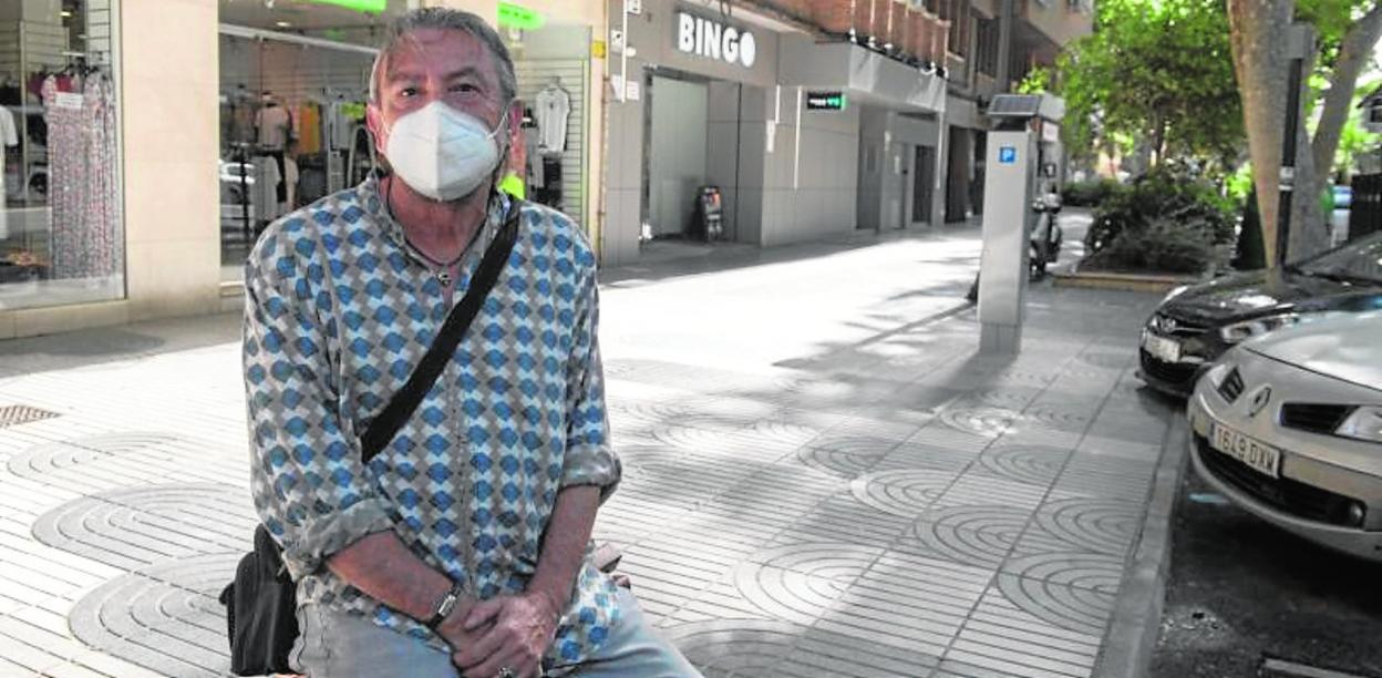 José Antonio Gómez, trabajador en ERTE, sentado ayer en un banco en las inmediaciones de la sala de bingo de su empresa, ubicada en el Hotel Alfonso XIII, en Cartagena. 