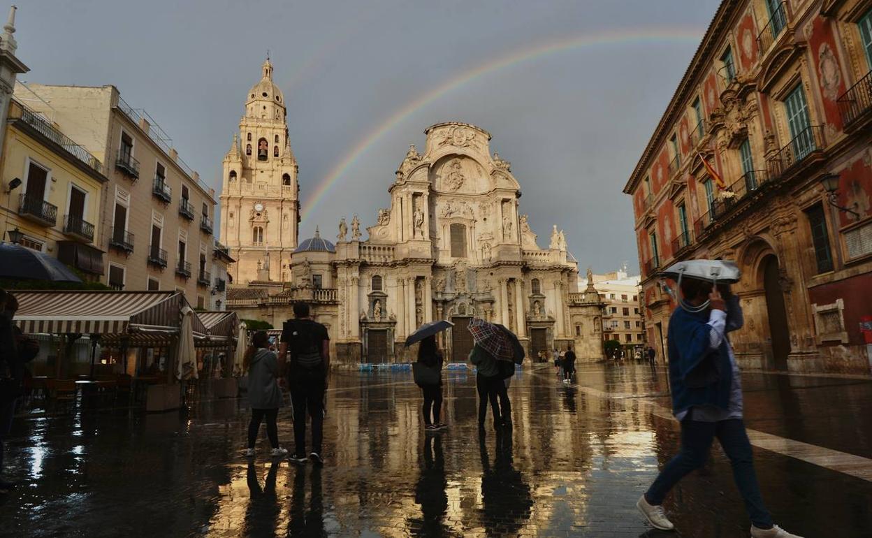 El arco iris en el cielo después de una tormenta en Murcia, en una imagen de archivo.