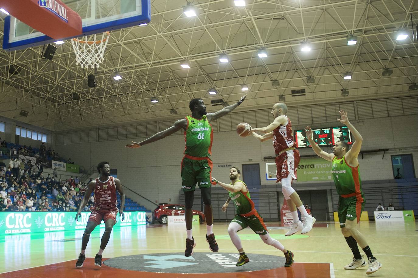 Fotos: Un Murcia batallador fuerza el tercer partido contra el Covirán