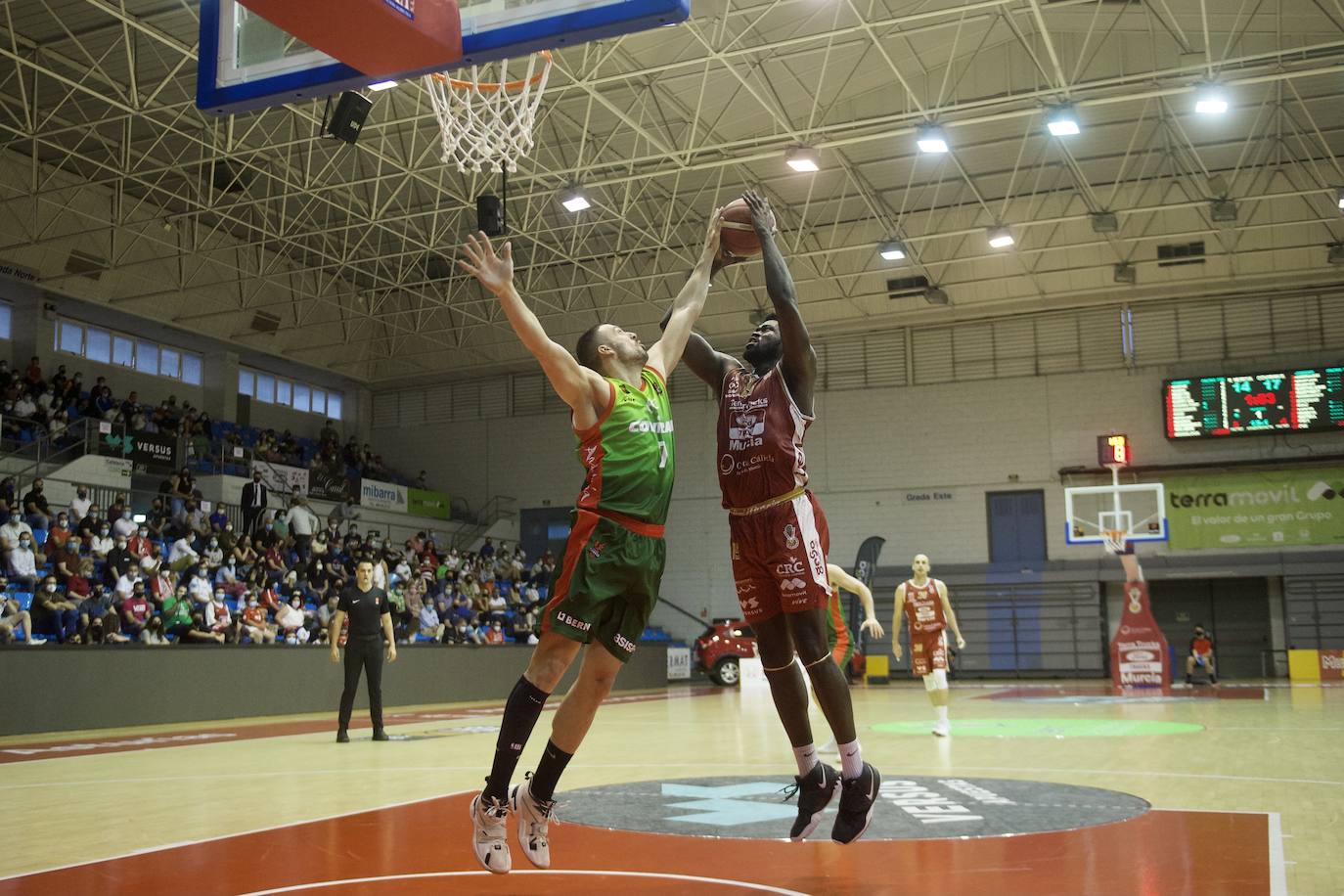 Fotos: Un Murcia batallador fuerza el tercer partido contra el Covirán