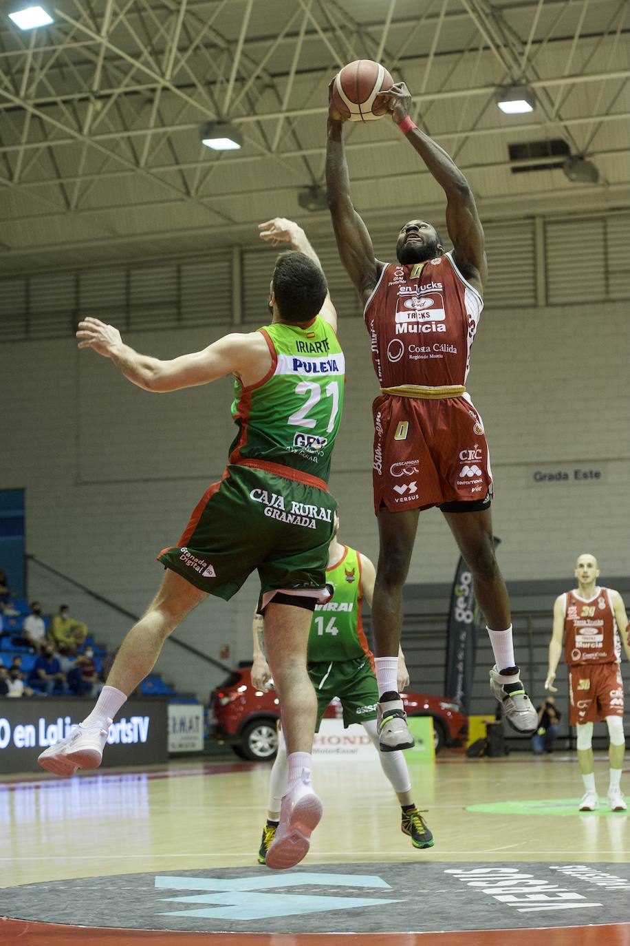 Fotos: Un Murcia batallador fuerza el tercer partido contra el Covirán