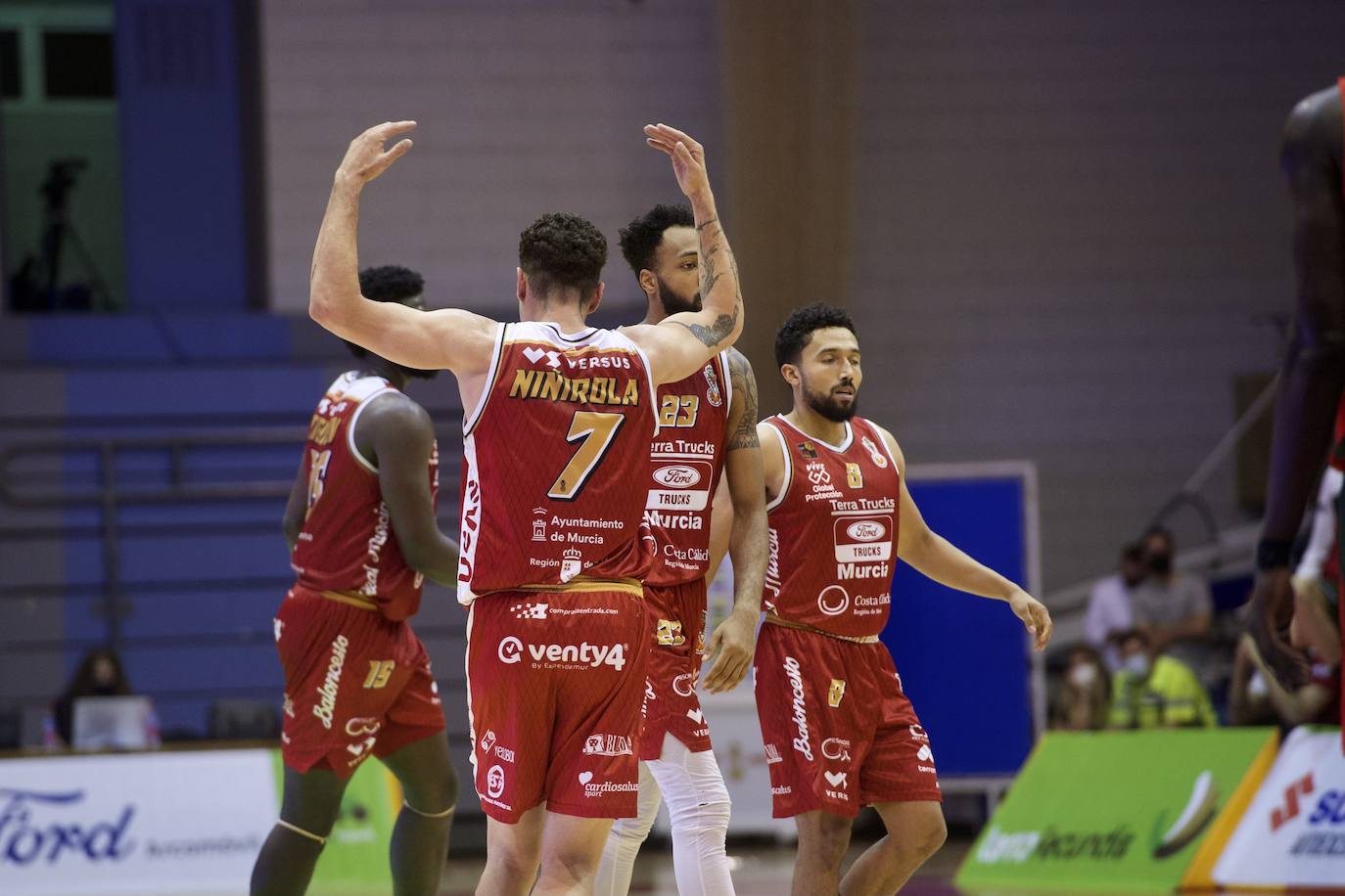 Fotos: Un Murcia batallador fuerza el tercer partido contra el Covirán