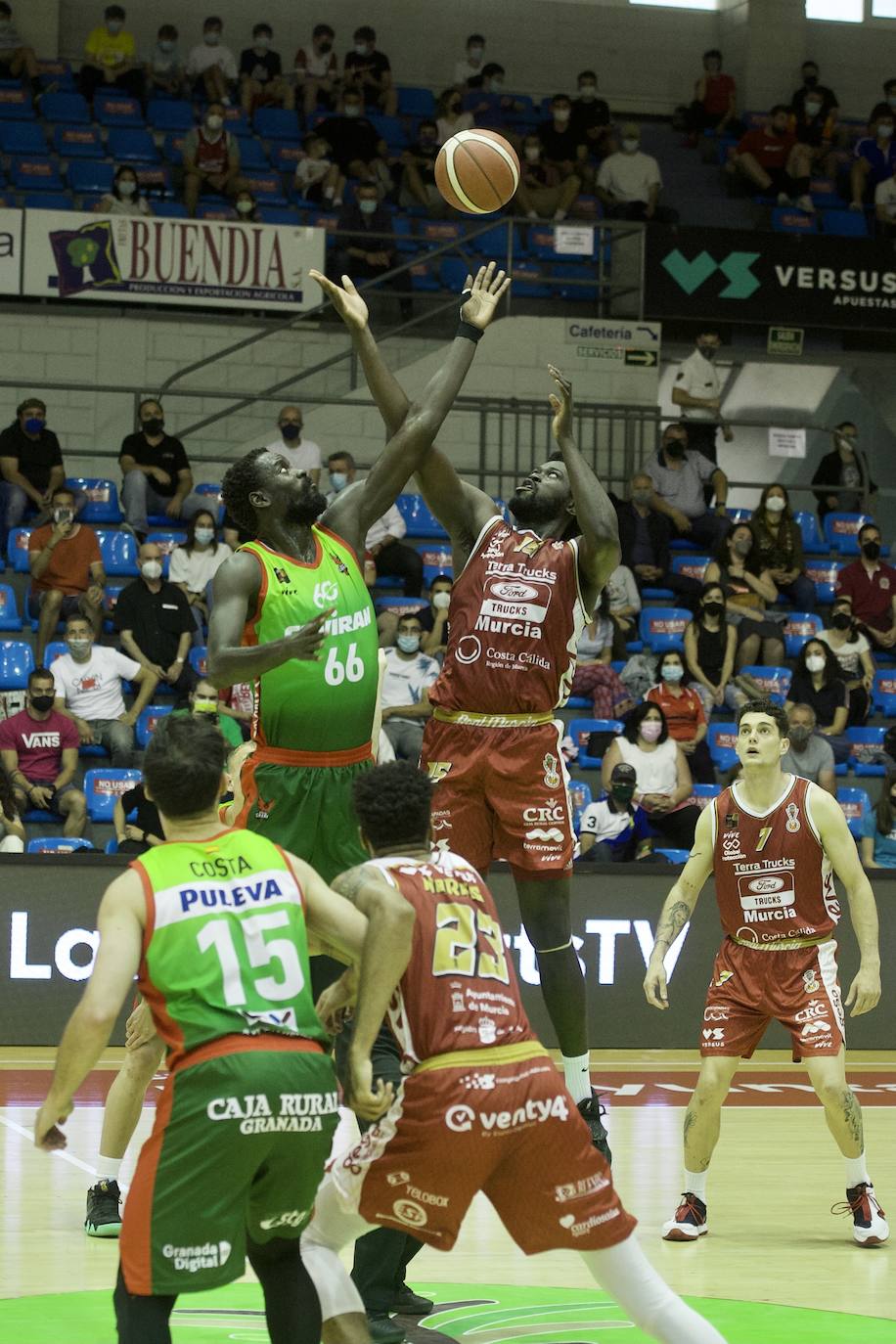 Fotos: Un Murcia batallador fuerza el tercer partido contra el Covirán