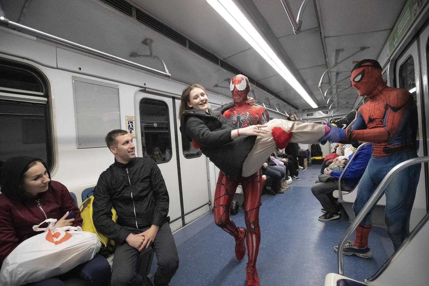 Fotos: Spiderman viaja en metro | La Verdad