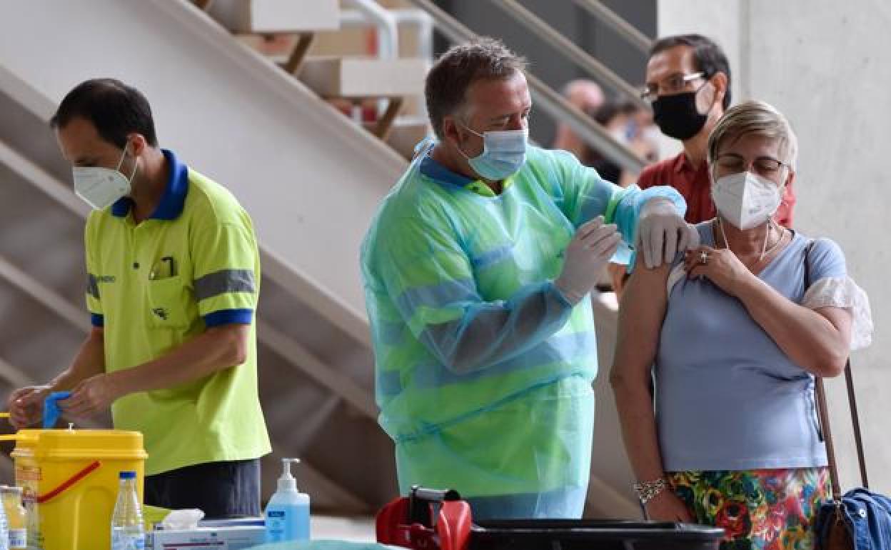 Vacunación a personas de entre 50 y 59 años con Pfizer, este viernes, en el Enrique Roca de Murcia.