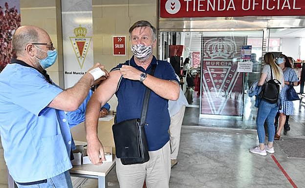 Galería. Vacunaciones con Pfizer en el Enrique Roca este viernes. 