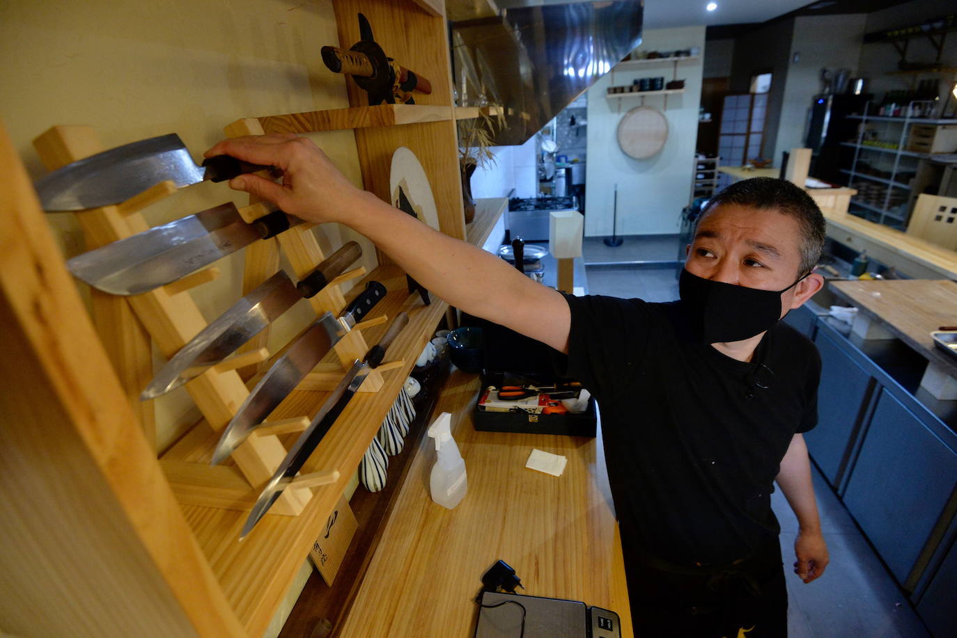 Fotos: Así prepara el chef Makoto Himeno el pescado que sirve en su restaurante