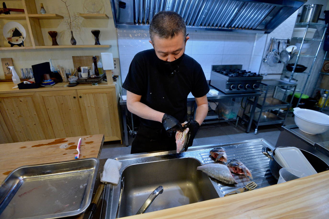 Fotos: Así prepara el chef Makoto Himeno el pescado que sirve en su restaurante