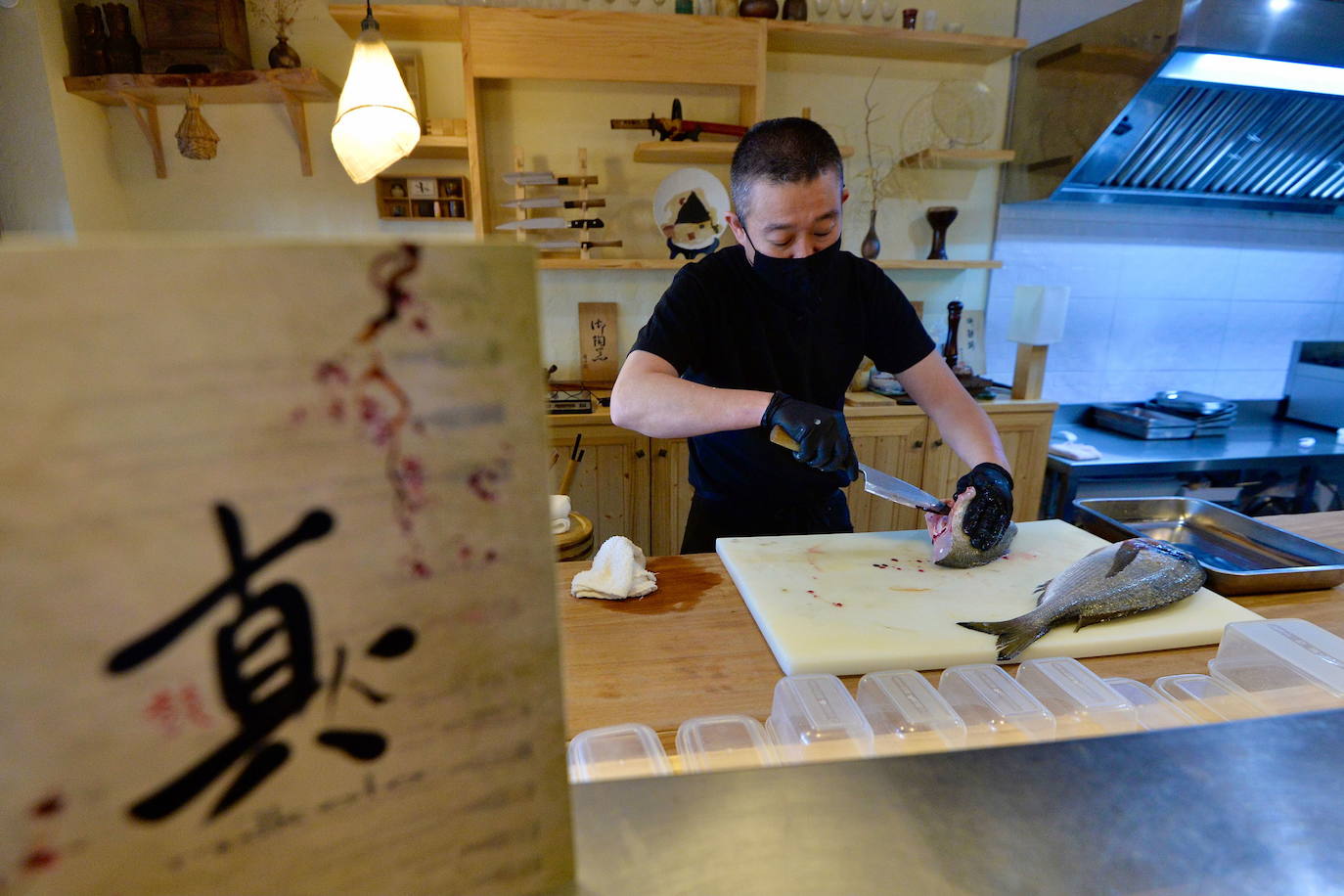 Fotos: Así prepara el chef Makoto Himeno el pescado que sirve en su restaurante