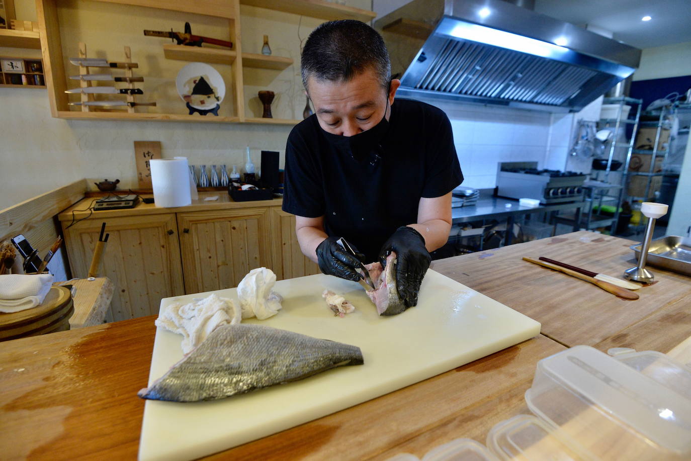 Fotos: Así prepara el chef Makoto Himeno el pescado que sirve en su restaurante