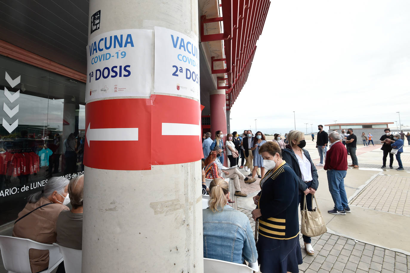 Fotos: Vacunaciones con Pfizer en el Enrique Roca este viernes 28 de mayo