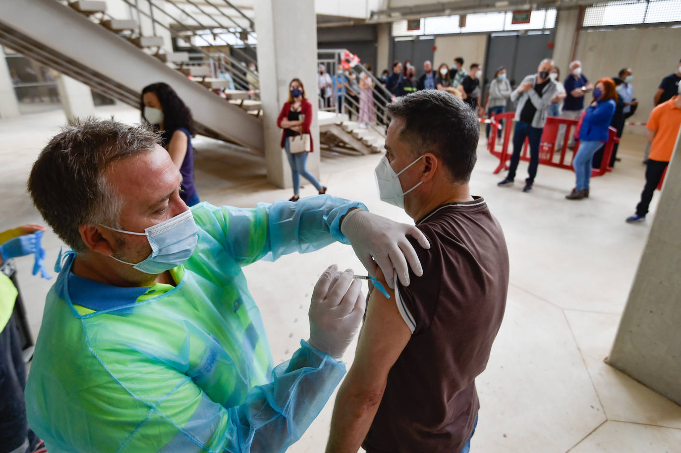 Fotos: Vacunaciones con Pfizer en el Enrique Roca este viernes 28 de mayo