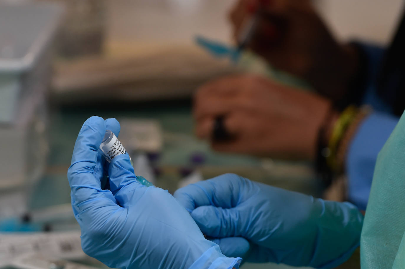 Fotos: Vacunaciones con Pfizer en el Enrique Roca este viernes 28 de mayo