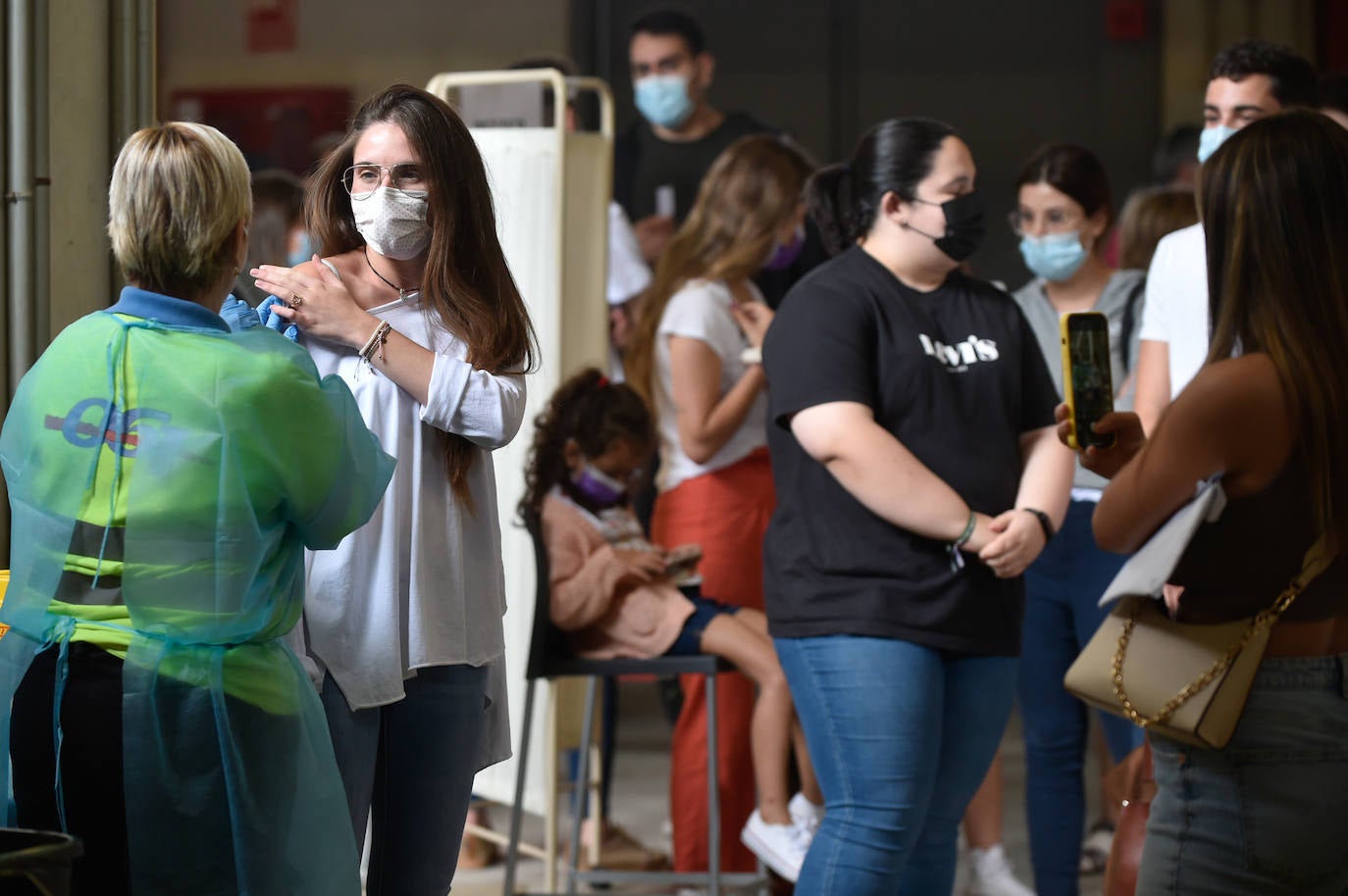 Fotos: Vacunaciones con Pfizer en el Enrique Roca este viernes 28 de mayo