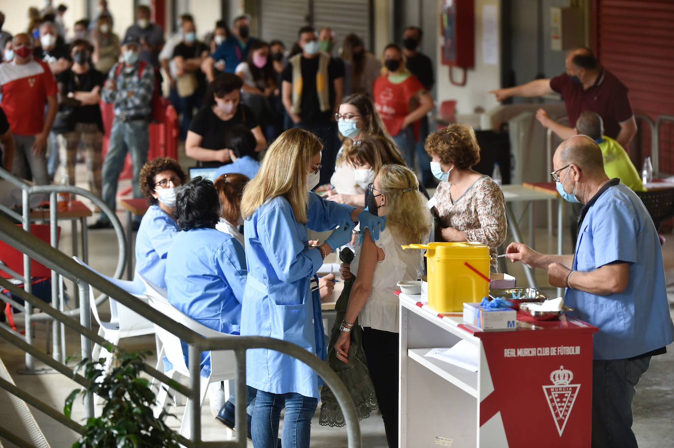 Fotos: Vacunaciones con Pfizer en el Enrique Roca este viernes 28 de mayo