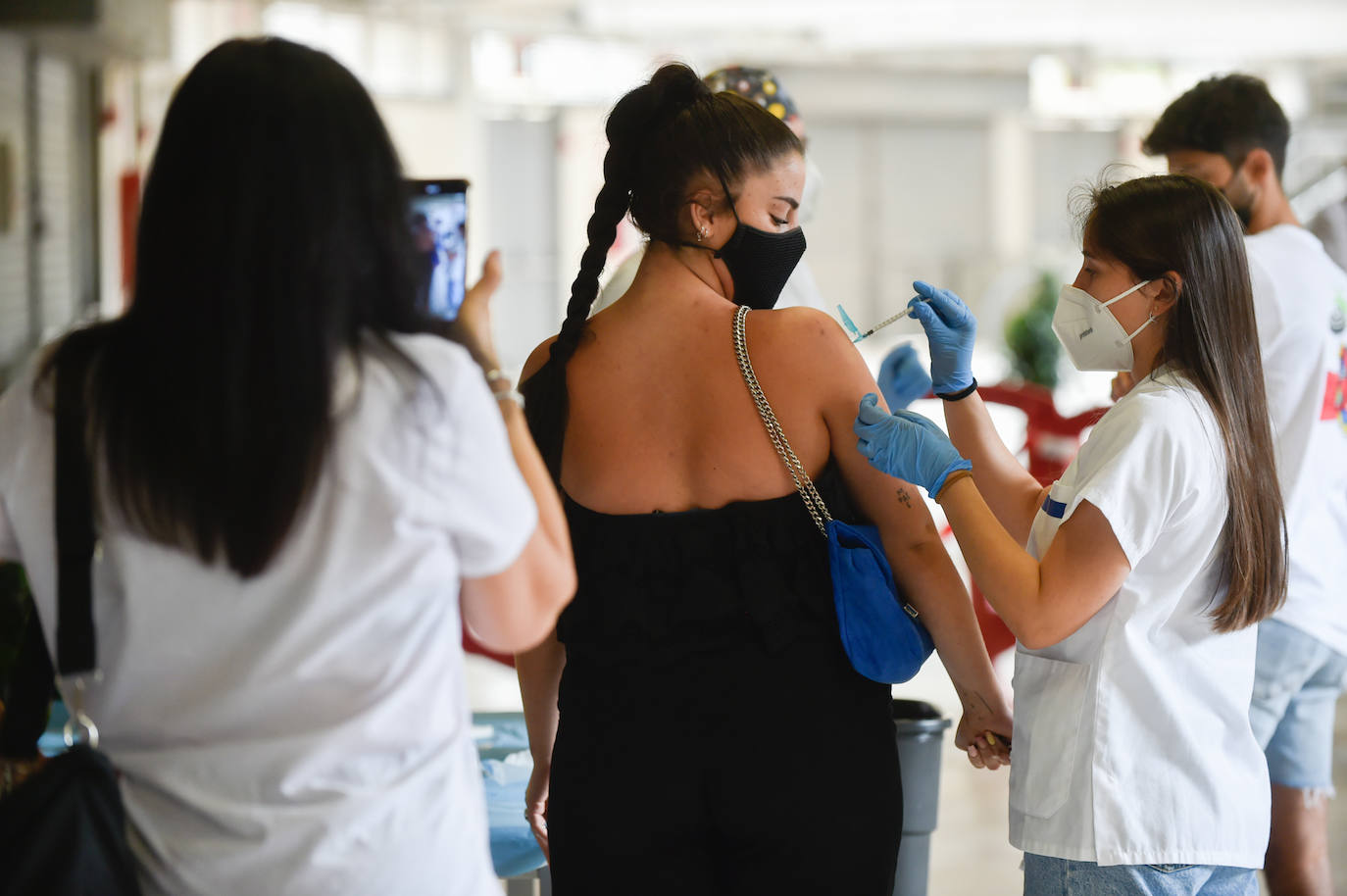 Fotos: Vacunaciones con Pfizer en el Enrique Roca este viernes 28 de mayo