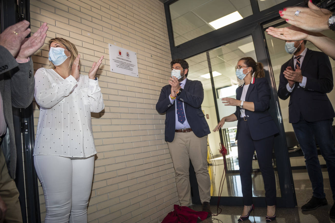 Fotos:  López Miras durante la inauguración del nuevo consultorio médico de Santa Ana, en Cartagena