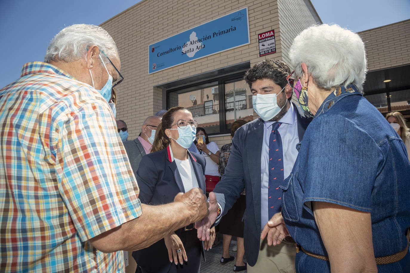 Fotos:  López Miras durante la inauguración del nuevo consultorio médico de Santa Ana, en Cartagena