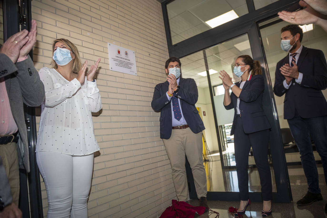 Fotos:  López Miras durante la inauguración del nuevo consultorio médico de Santa Ana, en Cartagena