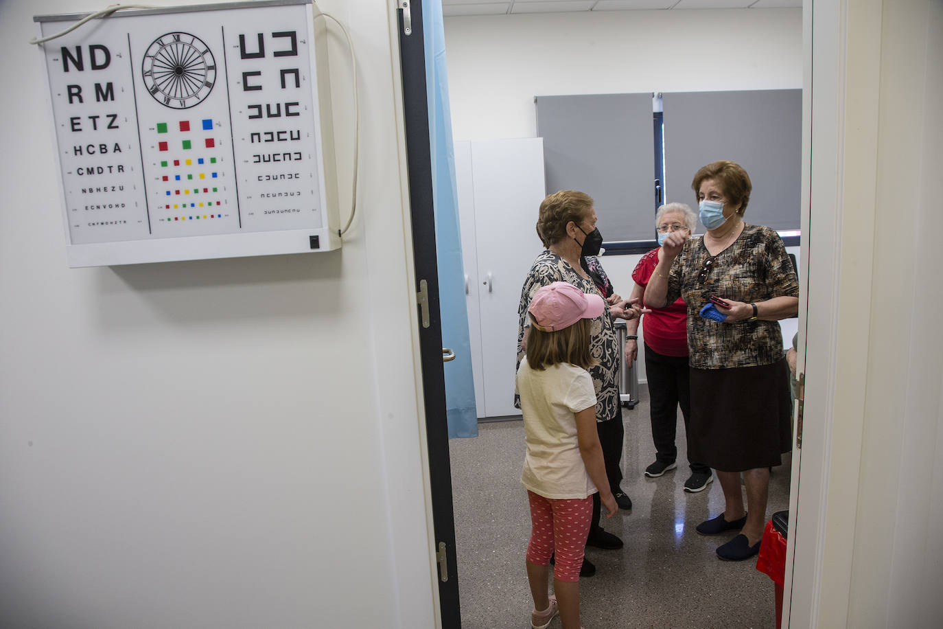 Fotos:  López Miras durante la inauguración del nuevo consultorio médico de Santa Ana, en Cartagena