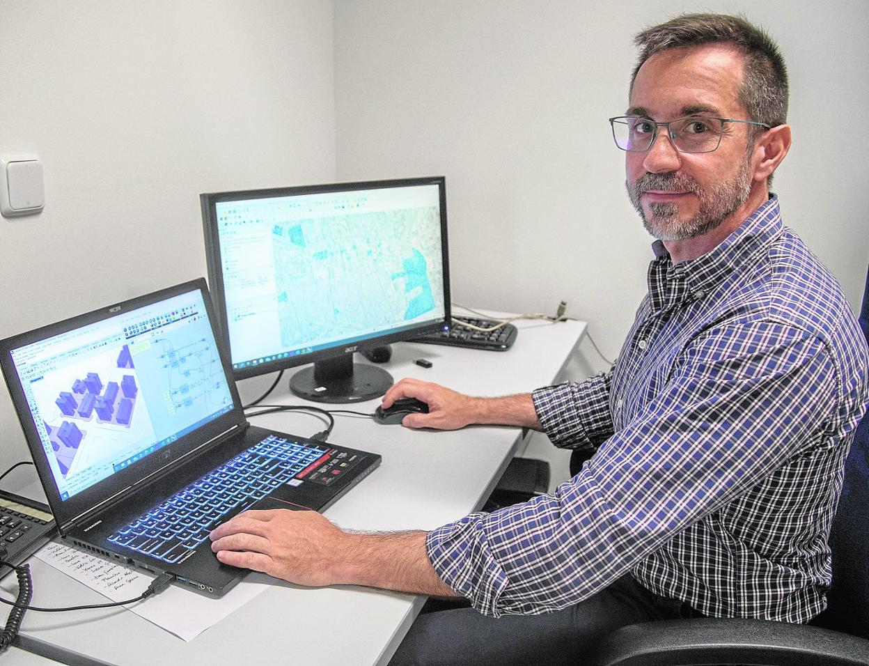 Manuel A. Ródenas López, en su despacho de la Universidad Politécnica de Cartagena. 