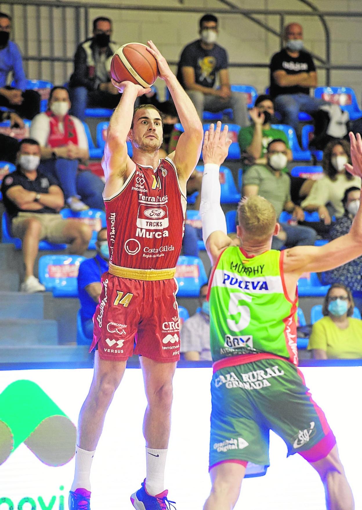 Gavrilovic lanza a canasta con Murphy intentando evitarlo. 