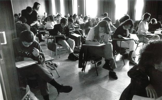 Alumnos en una de las masificadas aulas de la UMU de 1989.