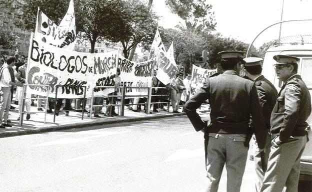 Huelga de alumnos de Biología frente al Rectorado.