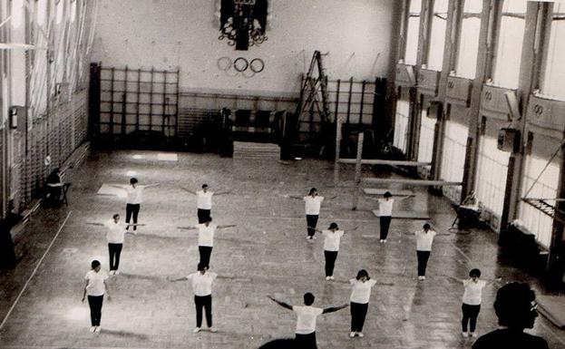 Alumnas de la UMU haciendo gimnasia en un concurso nacional (en Madrid) que ganó la Universidad de Murcia en 1962.