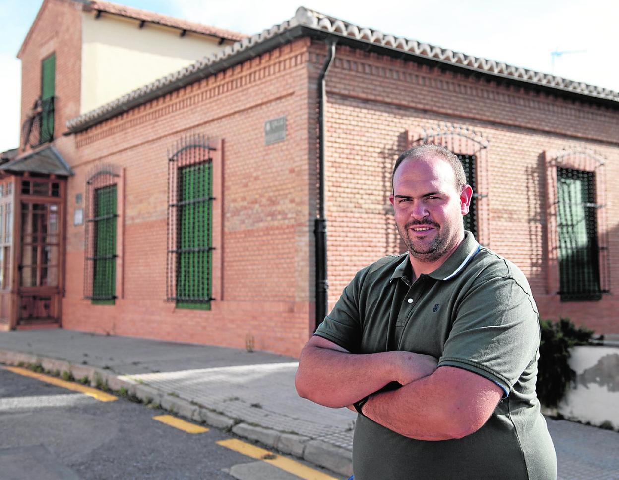 Ángel Mateo González, delante de la Casa del Folclore de La Palma. 
