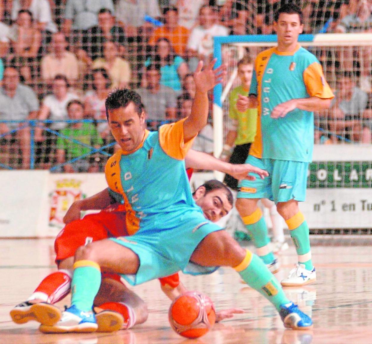 Sergio Rivero pelea un balón con Wilde, en las semifinales por el título de 2007, en el Central. 