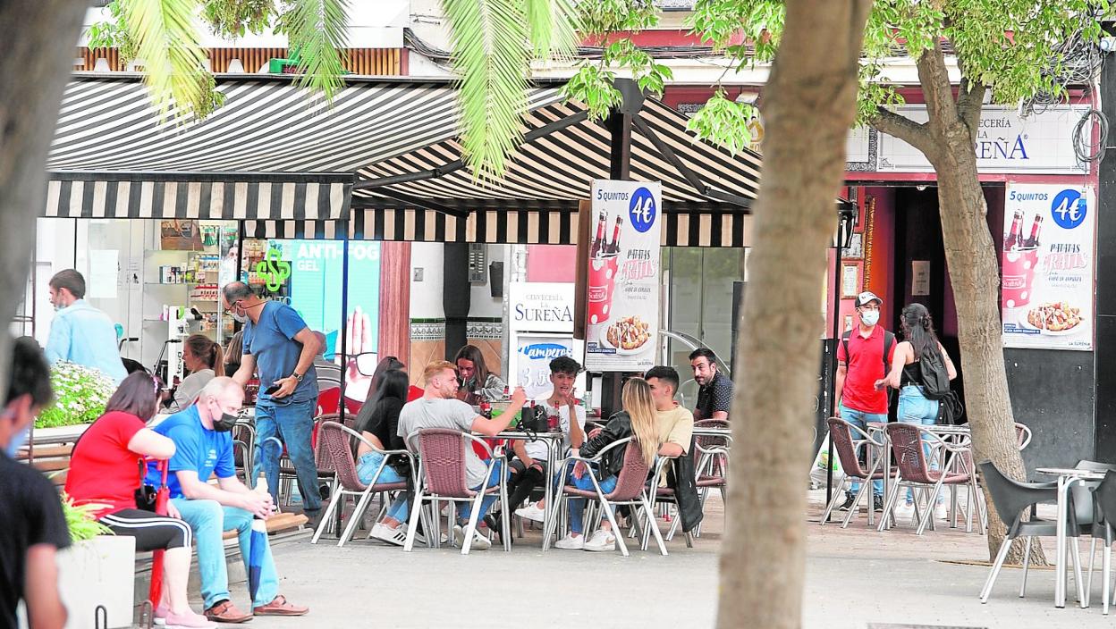 Clientes en una terraza de Murcia, ayer por la tarde. 