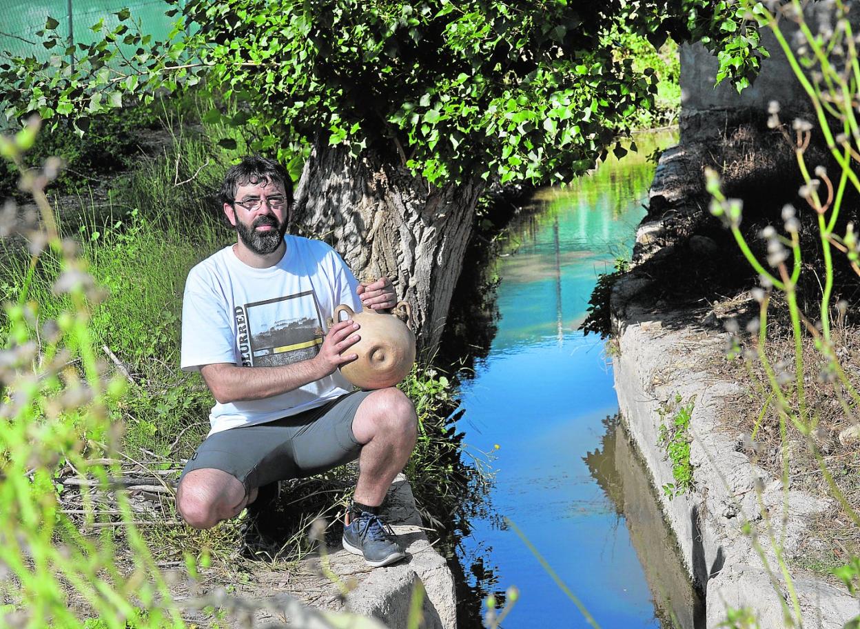 Francisco Javier Martínez, junto a una acequia en la pedanía murciana de La Albatalía. 