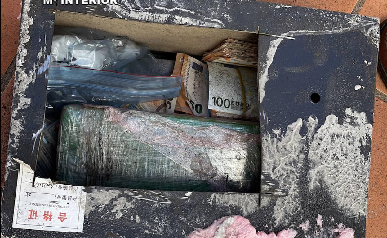 Caja fuerte con droga y dinero escondido. 