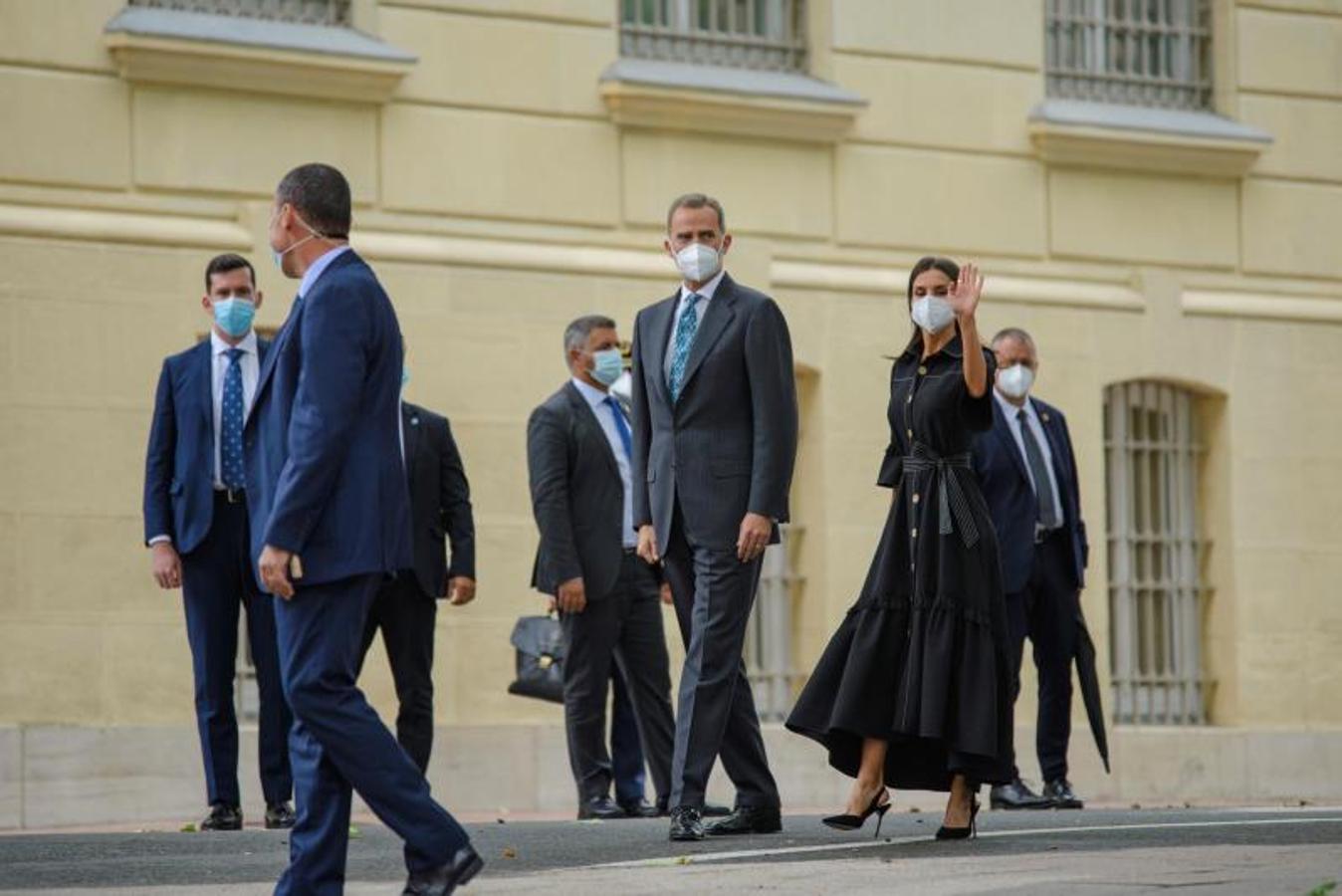 El Rey Felipe (c) junto a la Reina Letizia (d) durante la inauguración del centro memorial de las victimas del terrorismo en Vitoria, este martes.