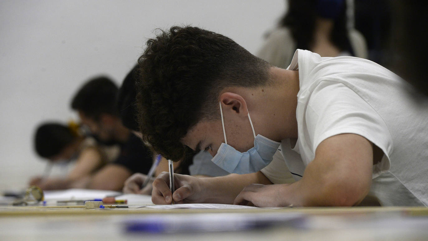 Fotos: Así arrancó la Ebau en la Universidad de Murcia