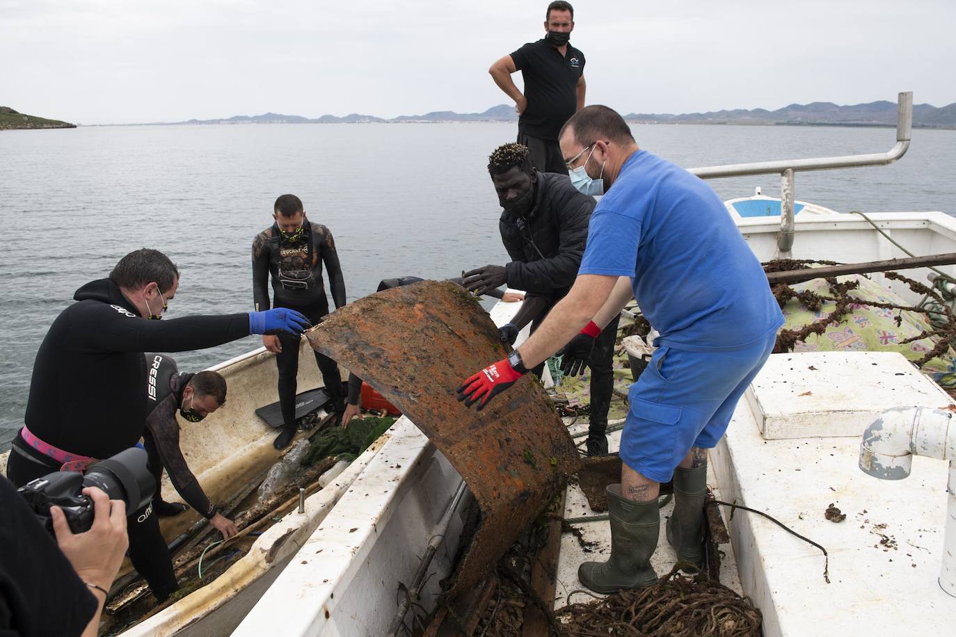 Fotos: Limpieza de residuos en el fondo del Mar Menor