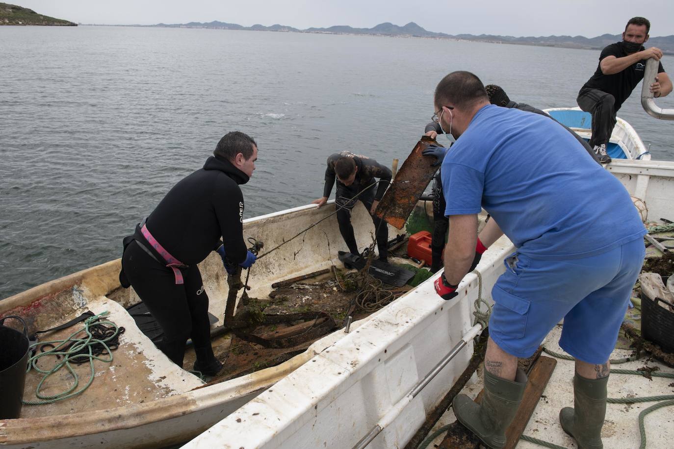 Fotos: Limpieza de residuos en el fondo del Mar Menor