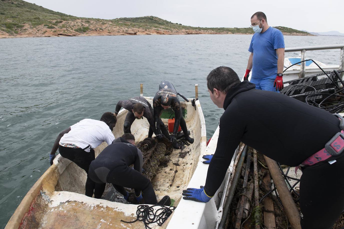 Fotos: Limpieza de residuos en el fondo del Mar Menor